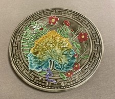 Assiette ancienne en barbotine