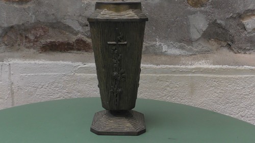 Ancien vase funéraire - , en