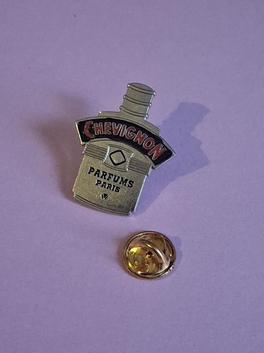 Pin pins parfum chevignon - pin’s,