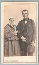 CDV 1860's Une vie ensemble. Couple émouvant en pose. Photo Thiel Frères à Paris