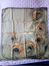 NINA RICCI - FOULARD carré au tourbillon noir, vert, jaune - SOIE (accrocs) 78cm