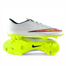 Crampons de football blancs