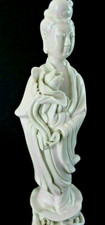 Statuette en porcelaine blanche de Chine, Guanyan, marque rouge sous la base.