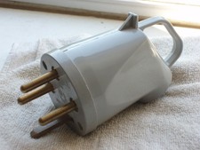 Une fiche mâle plexo 380v - 380v, 32a