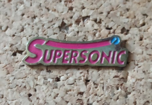 Pin supersonic magazine jeu - pin's,