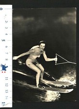 Jeune Femme En Maillot De Bain