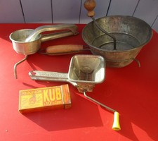 LOT boîte ancienne tôle lithographiée bouillon KUB / 3 Moulins à légumes