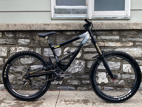 Commencal supreme bike - dh, v2