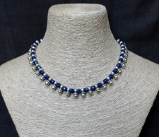 Scooter Paris. Collier perles à facettes 6mm bleu lapis et breloques argentées