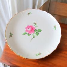 Meissen. Plat rond à côtes en porcelaine décor à la rose, XXe siècle (B)