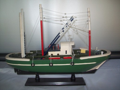 Maquette bâteau pêche en - de,
