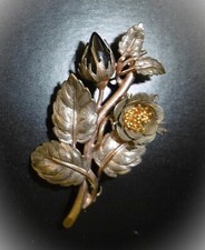 ANCIENNE ET SUPERBE BROCHE VICTORIENNE METAL TRICOLORE ET PIERRE GRENAT