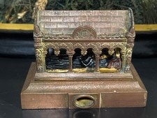 Exceptionnelle chasse-reliquaire bronze XIXème représentant une gisante.