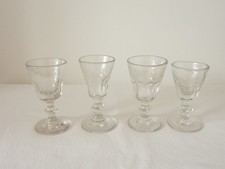Petits verres à pied anciens