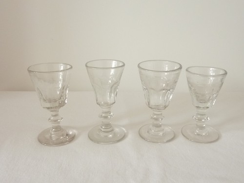 Petits verres pied anciens - à,