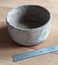 Cache pot en céramique gris avec motif floral en relief