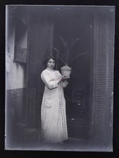 Femme avec un pot de fleurs France PHOTO NEGATIVE c1900 Plaque Vintage V46L1n