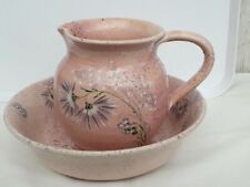 Ensemble de toilettes broc et cuvette en faïence rose et blanche