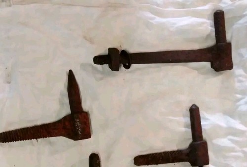Lot gonds anciens - , fonte