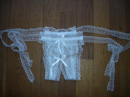 String ouvert blanc dentelle - ouvert,