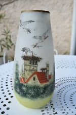Ancien vase en verre au motif "cigognes faisant leur nid"
