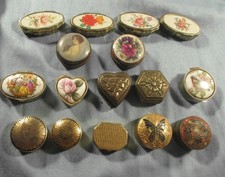 16 petites boites  à pilules