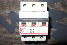 DISJONCTEUR TRIPHASE 6A COURBE