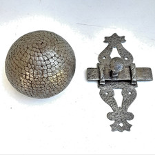 LOT COMPRENANT : BOULE CLOUTEE + TARGETTE FER FORGE 42 FUSEAUX DENTELLIERE