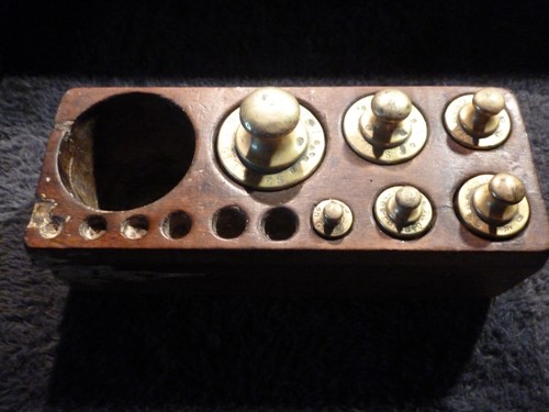 Ancienne boite poids en - de,