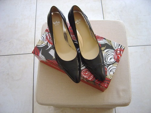 Une paire chaussures - une,