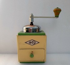 ancien moulin à café en bois