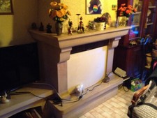 cheminée en pierre rose entièrement  démontes et complète.