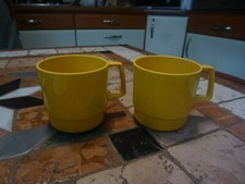 2 tasses ou mugs en mélamine , marque Style, vintage des années 70