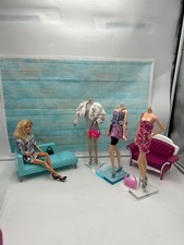 Barbie  Corps articulé Fait du shopping  /Fauteuil  bleu + garde robes