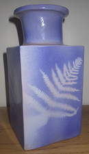 Vase cubique en céramique vernis bleu et blanc déco fougère signé LE ROY