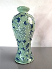 Vase floral japonais en relief