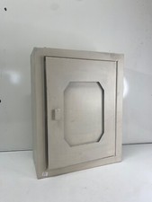 Ancienne armoire de pharmacie en métal dans son jus à été repeinte