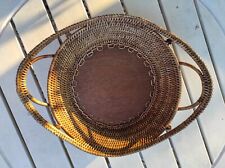 CORBEILLE  en osier ROND Ancien XXème avec anses fond teck artisanat de Malaisie