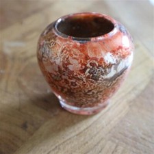 petit vase fait a la main signé. LAQUE LINE