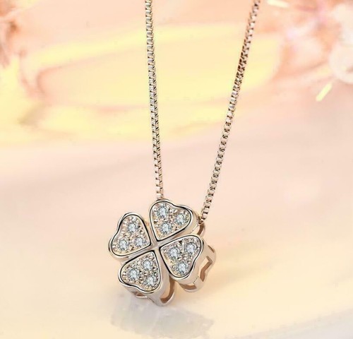 Collier pendentif trèfle - , à