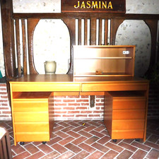 GRAND BUREAU AVEC 2 TIROIRS + UNE ETAGERE ET 2 BLOCS A 4 TIROIRS