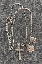 Bijou grande chaine avec croix et médailles religieuses en argent massif