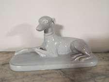 ANCIENNE SCULPTURE en Céramique Chien Lévrier Couchée SARREGUEMINES Signée