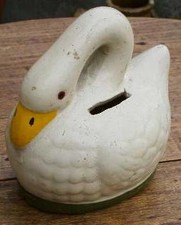 ANCIENNE TIRELIRE A CASSER EN TERRE CUITE CYGNE