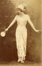 Mode, Modèle en costume de