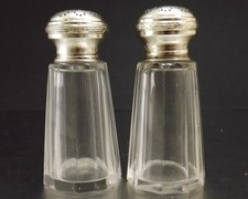 PAIRE DE SALIERES EN CRISTAL TAILLE ET ARGENT MASSIF  VERS 1950