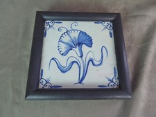 BEAU CARREAU de faïence ancienne. FLEUR.