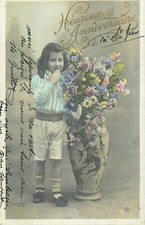 CP HEUREUX ANNIVERSAIRE ENFANT ENVOYANT BAISER PRES GRAND VASE DE FLEURS
