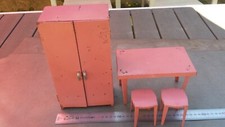 Ancien mobilier de poupée année 50 armoire tabourets table en tôle laquée rose
