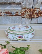 ANCIENNE BONBONNIERE PORCELAINE  SIGNE A ET V DRESDEN?DECOR PAPILLON